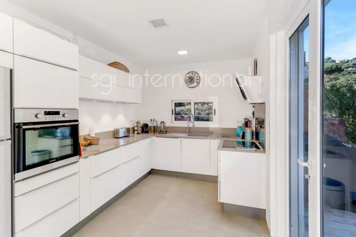 Image No.10-5 Bed House for sale