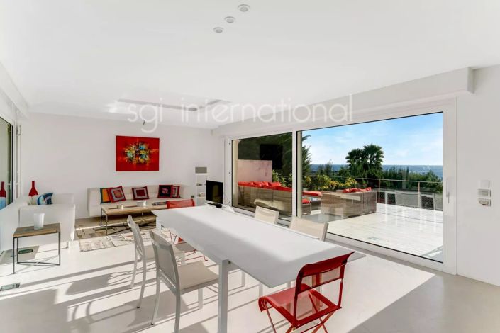 Image No.8-5 Bed House for sale