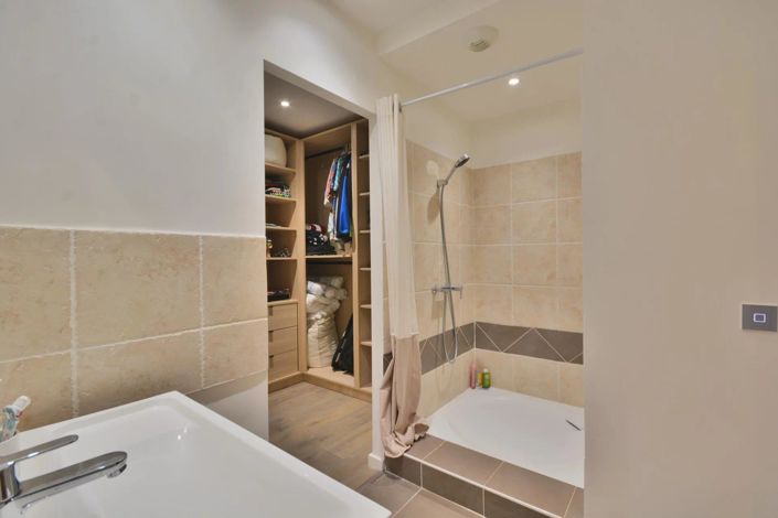 Image No.19-3 Bed Property for sale