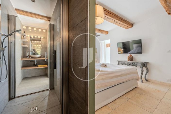 Image No.8-6 Bed House for sale