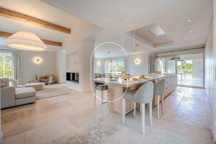 Image No.8-6 Bed House for sale