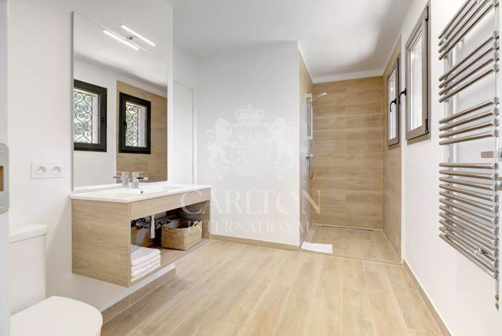 Image No.18-5 Bed House for sale