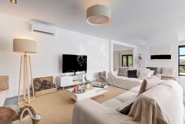 Image No.8-5 Bed House for sale