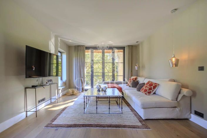 Image No.10-6 Bed House for sale