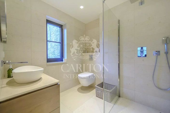 Image No.17-6 Bed House for sale