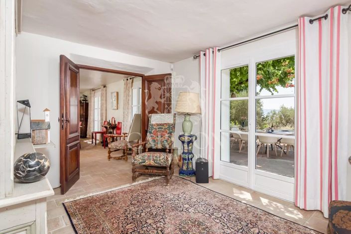 Image No.8-7 Bed House for sale