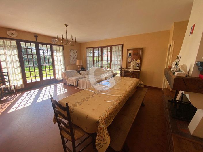 Image No.5-8 Bed House for sale