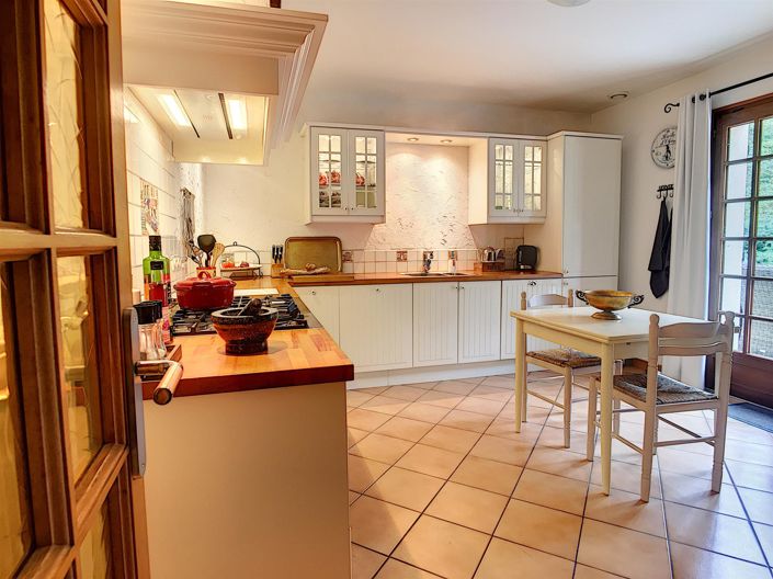 Image No.8-5 Bed House for sale