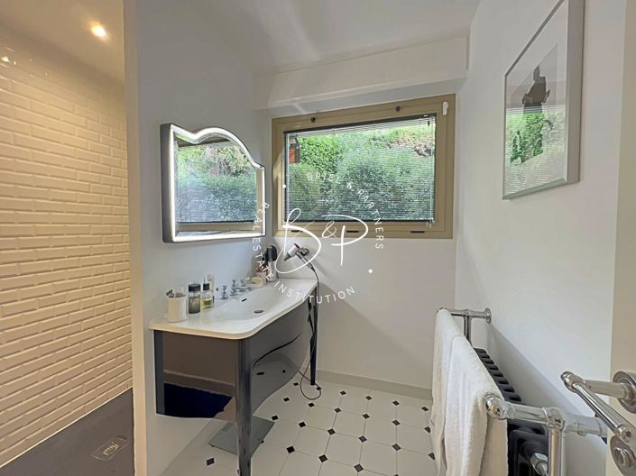 Image No.12-2 Bed Property for sale