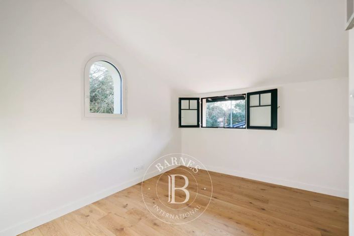 Image No.16-5 Bed House for sale