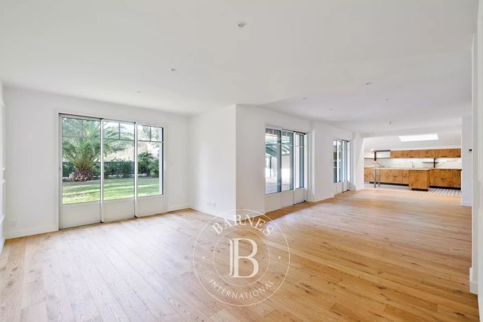 Image No.5-5 Bed House for sale