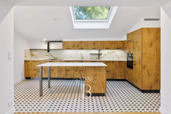 Image No.7-5 Bed House for sale