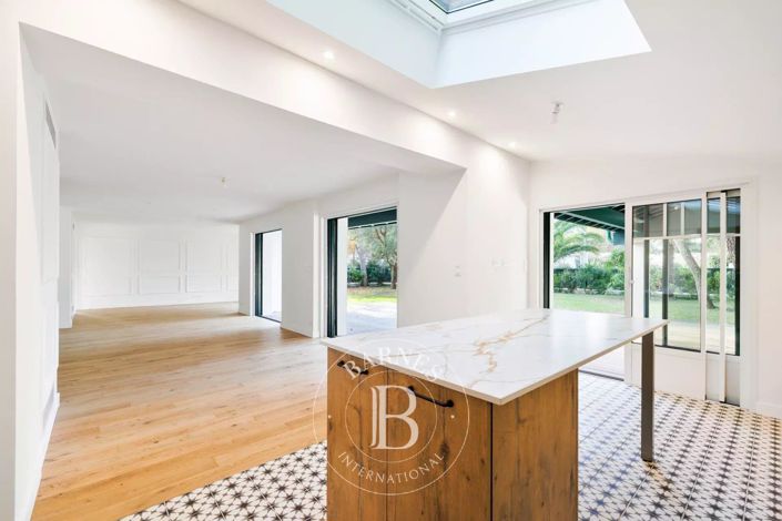 Image No.9-5 Bed House for sale