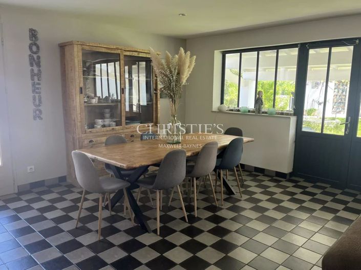 Image No.8-5 Bed House for sale