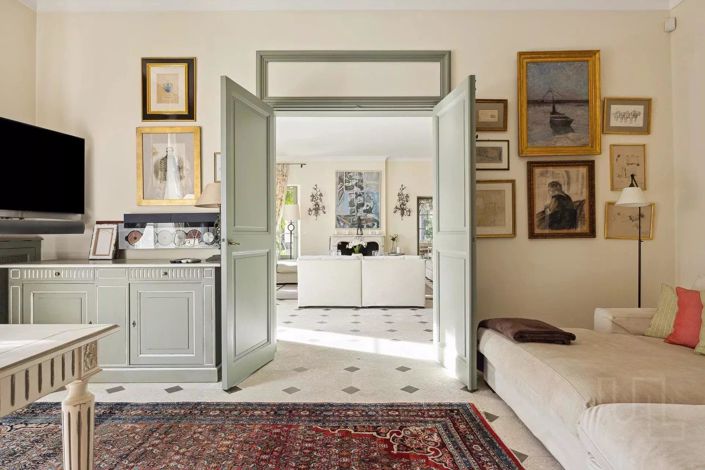 Image No.6-8 Bed House for sale