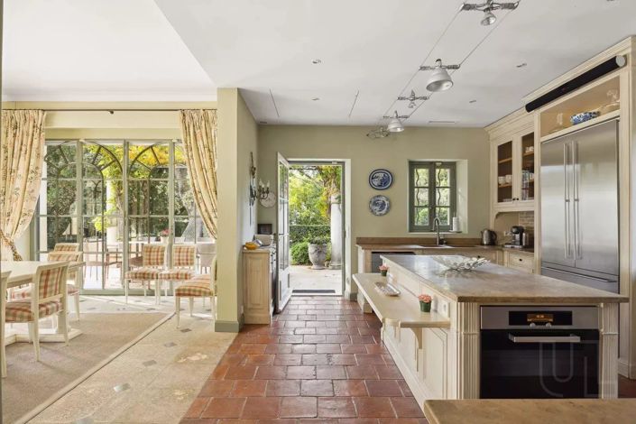 Image No.8-8 Bed House for sale