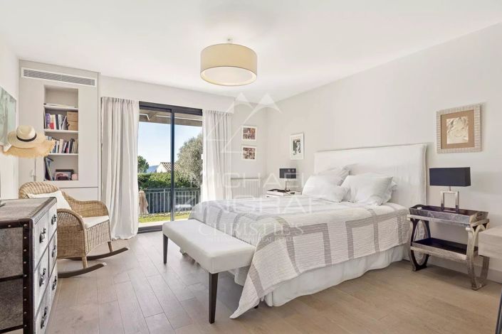 Image No.8-6 Bed House for sale