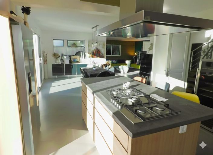 Image No.8-5 Bed House for sale