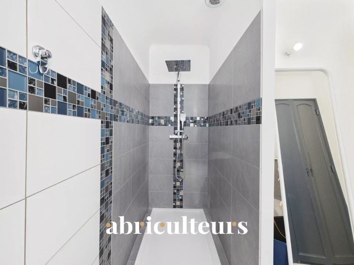 Image No.15-3 Bed Property for sale