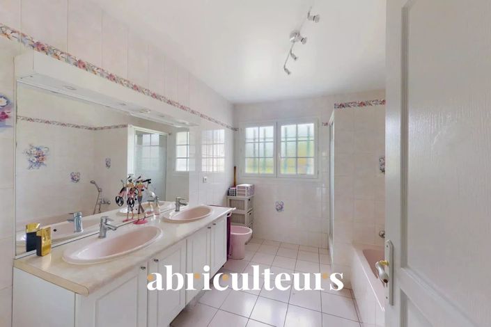 Image No.10-4 Bed House for sale