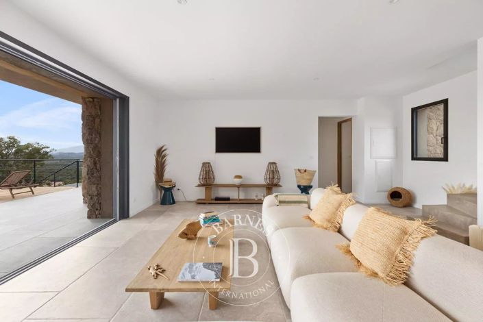 Image No.2-4 Bed House for sale