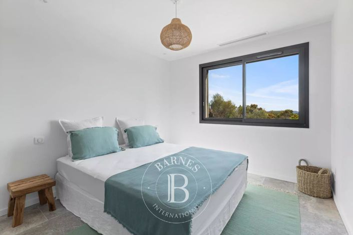 Image No.9-4 Bed House for sale