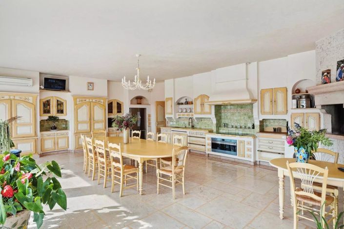 Image No.7-10 Bed House for sale