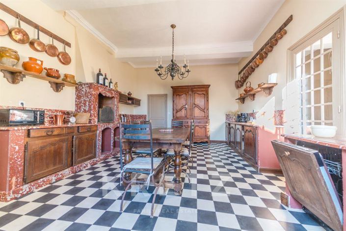 Image No.18-13 Bed Property for sale