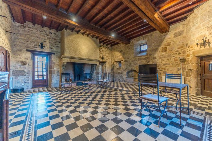 Image No.3-13 Bed Property for sale