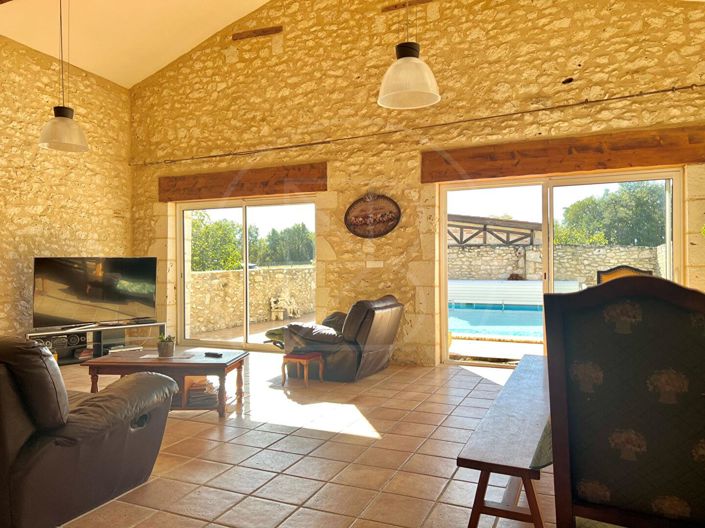 Image No.6-8 Bed House for sale