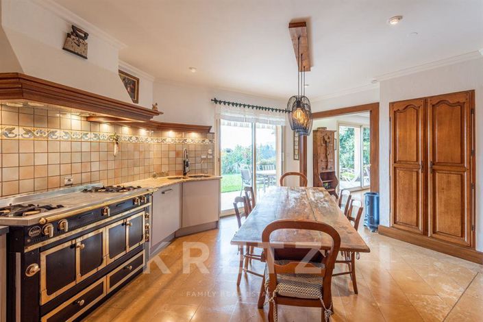 Image No.8-5 Bed House for sale