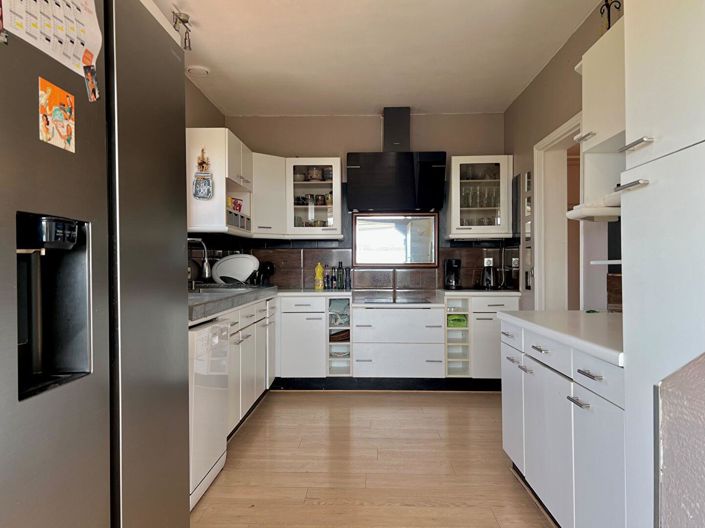 Image No.9-6 Bed House for sale