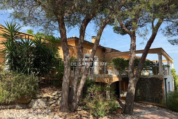 Image No.1-8 Bed House for sale