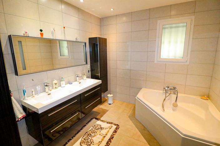 Image No.18-4 Bed House for sale