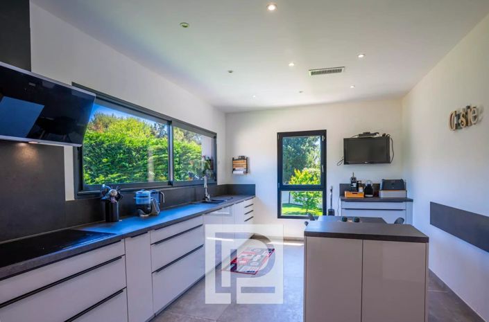 Image No.10-5 Bed House for sale