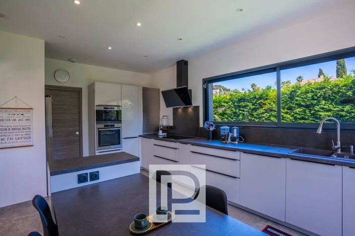 Image No.11-5 Bed House for sale