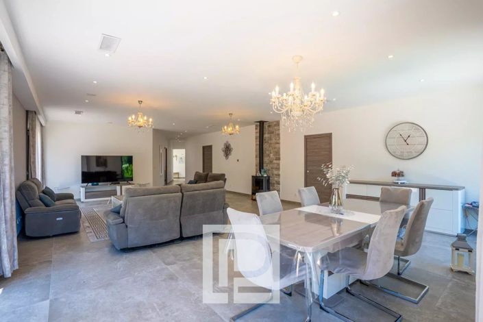 Image No.6-5 Bed House for sale