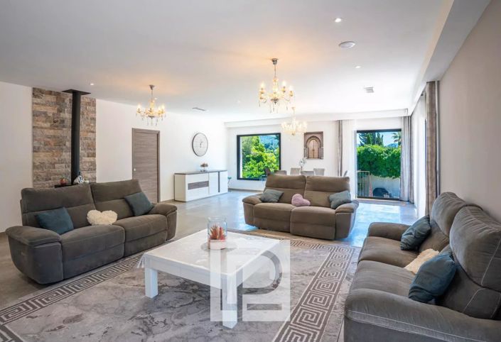 Image No.7-5 Bed House for sale