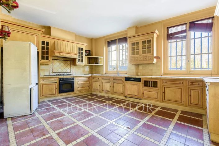 Image No.8-6 Bed House for sale