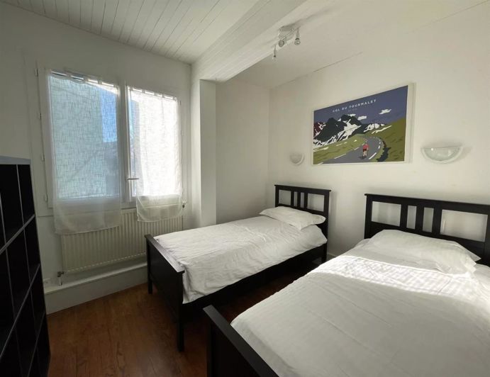 Image No.6-6 Bed House for sale