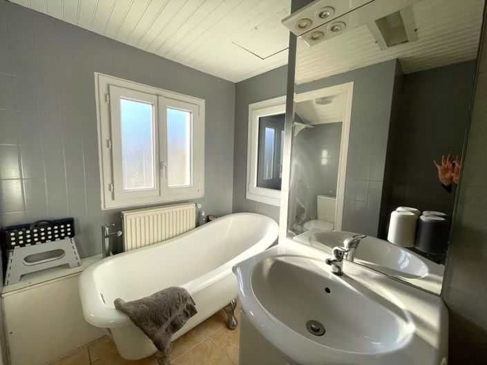 Image No.8-6 Bed House for sale