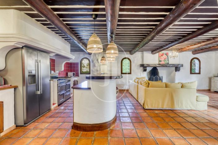 Image No.8-5 Bed House for sale