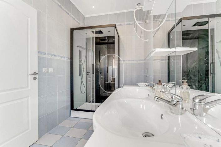 Image No.11-6 Bed House for sale