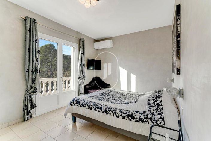 Image No.12-6 Bed House for sale