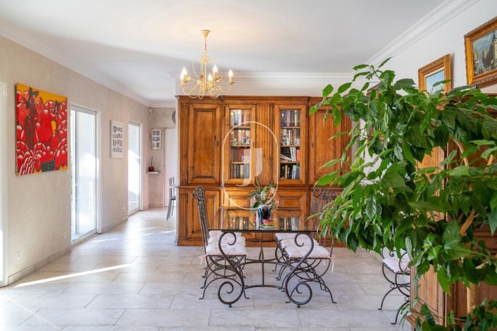 Image No.6-6 Bed House for sale