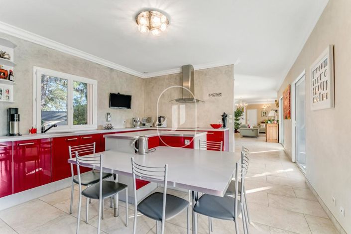 Image No.8-6 Bed House for sale