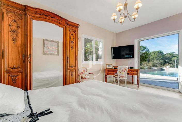 Image No.9-6 Bed House for sale