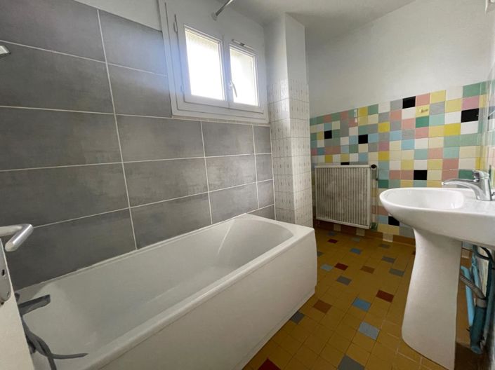 Image No.10-3 Bed House for sale