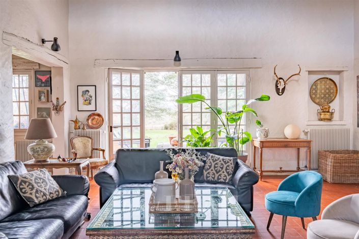 Image No.8-6 Bed House for sale