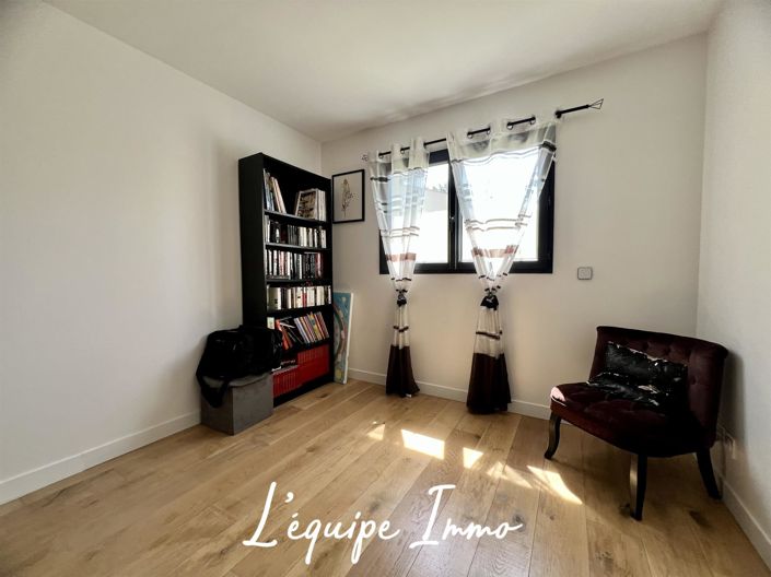 Image No.12-5 Bed House for sale